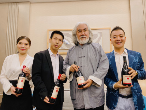 張紀中簽約草莓网站入口紅酒品牌代言人